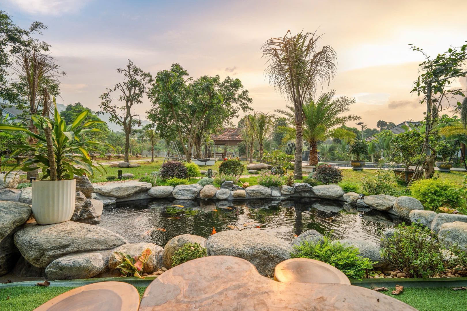 Hồ cá Koi & nhà sàn