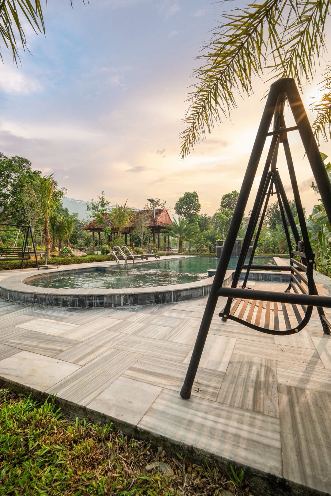 Xích đu bên hồ bơi
